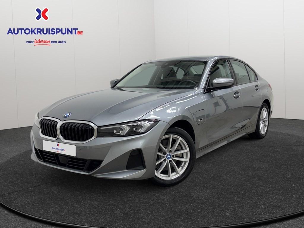 BMW 320 320e AUT. Leder GPS Camera Dig.Airco, 4 deurs, Parkeersensor, Hybride Elektrisch/Benzine, Zilver of Grijs
