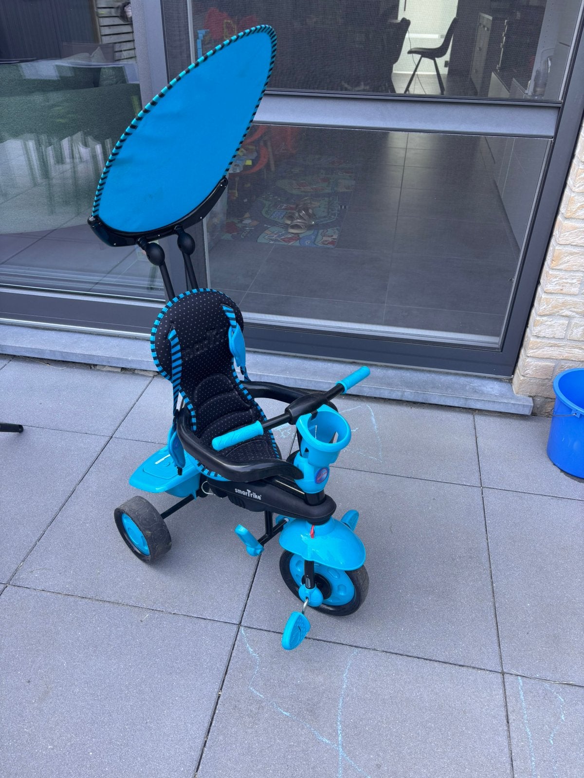 Blauwe driewieler met pedalen en handvat, Ophalen, Zo goed als nieuw