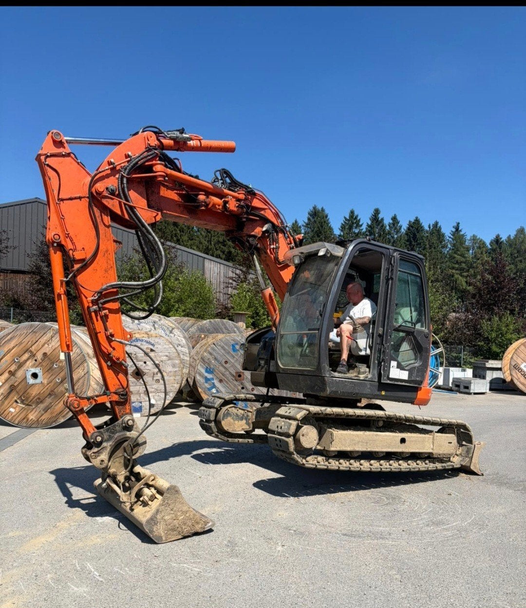 ITACHI ZX85 8290kg  année  2016 avec bac inclinable +2godets, Articles professionnels, Machines & Construction | Grues & Excavatrices