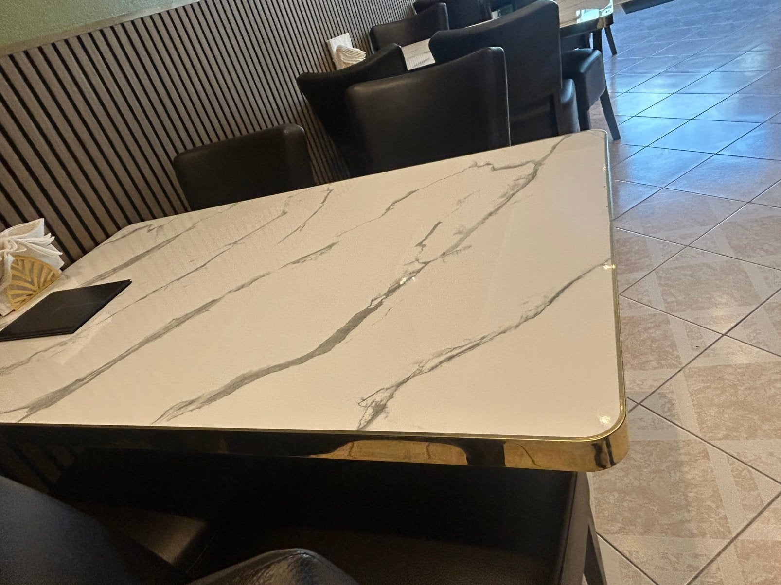 Witte marmer tafel met gouden randjes, ideaal voor resto, Zakelijke goederen, Horeca | Meubilair en Inrichting, Ophalen