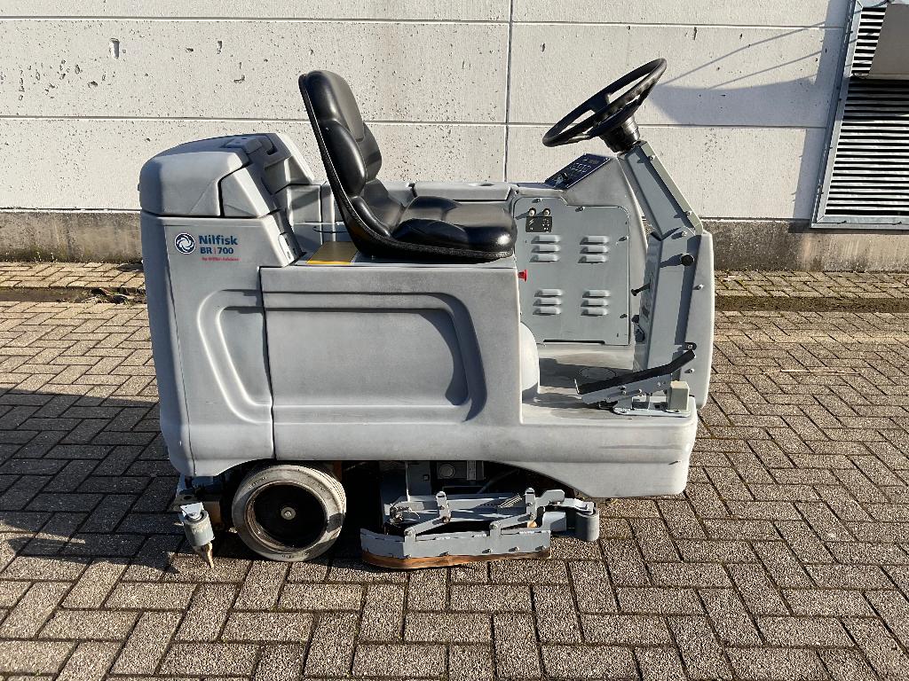 Balayeuse Nilfisk comme neuve, Enlèvement, Comme neuf, Machine de nettoyage à brosse