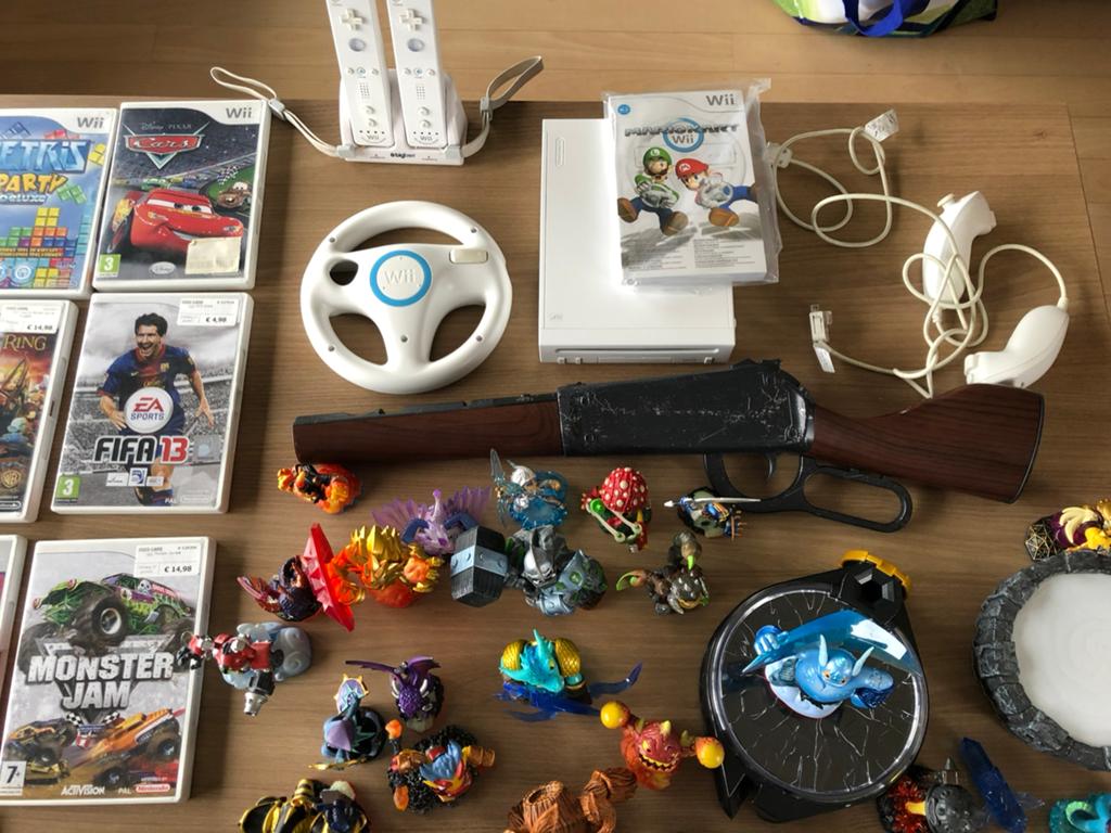Nintendo Wii met 15 spelletjes, stuur, en Skylanders figuren, Ophalen, Gebruikt, Met 2 controllers, Met stuurtje