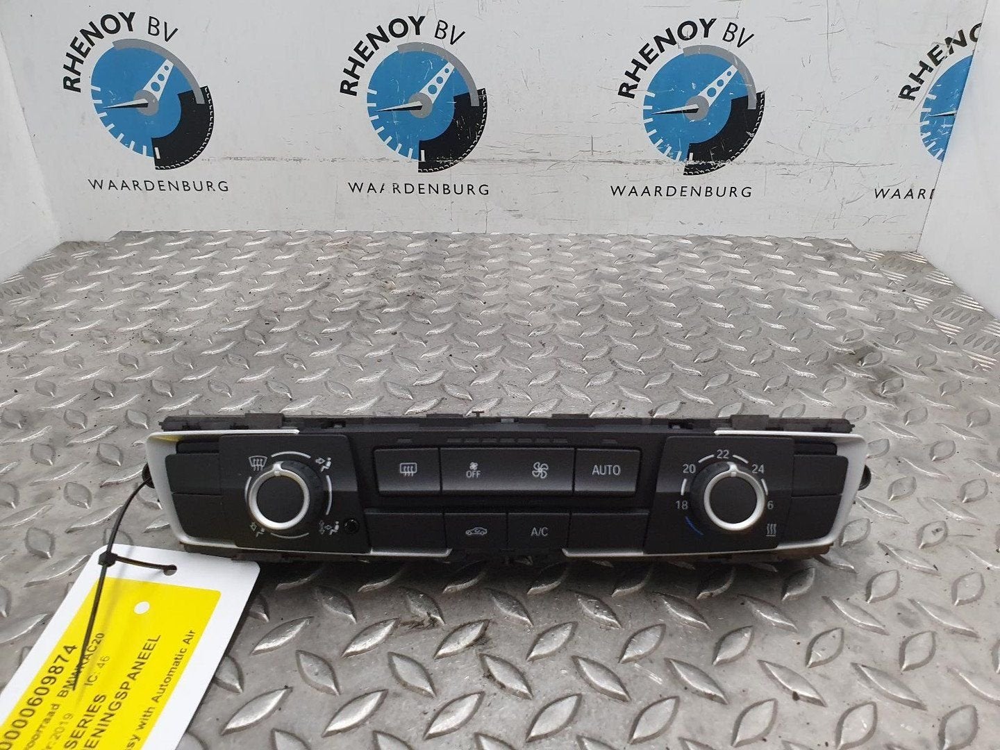BMW 2 SERIES KACHEL BEDIENINGSPANEEL 64119384046 2019, Ophalen of Verzenden, Gebruikt, ARN erkend