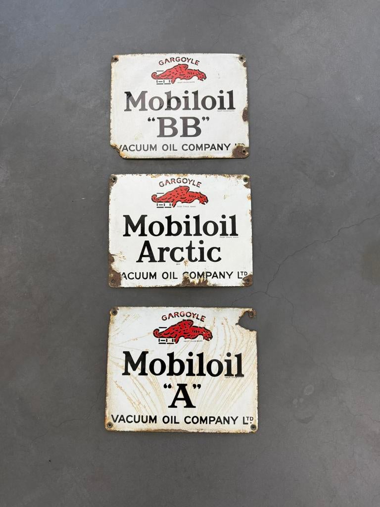 Drie oude emaille reclame borden Mobiloil, Collections, Marques & Objets publicitaires, Utilisé, Panneau publicitaire, Enlèvement ou Envoi