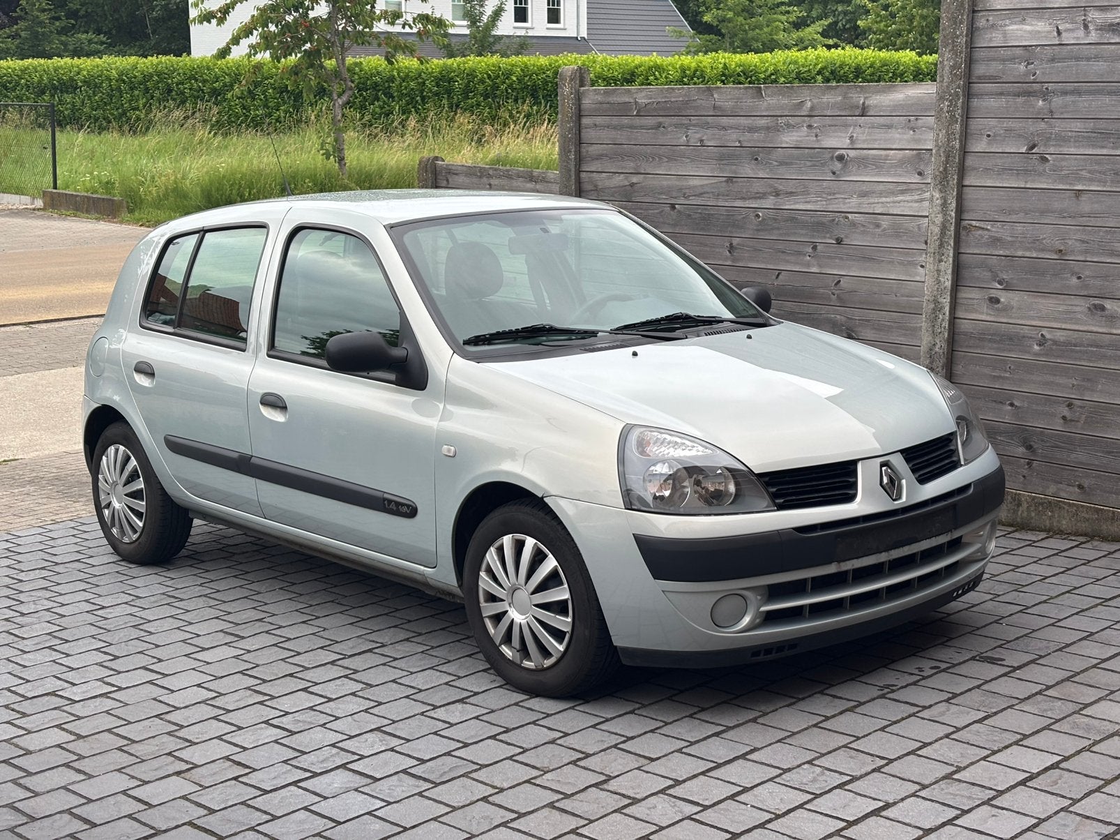 Renault Clio - 1.4 Essence - parfait état, Autos, 1395 cm³, Argent ou Gris, Achat, 5 portes