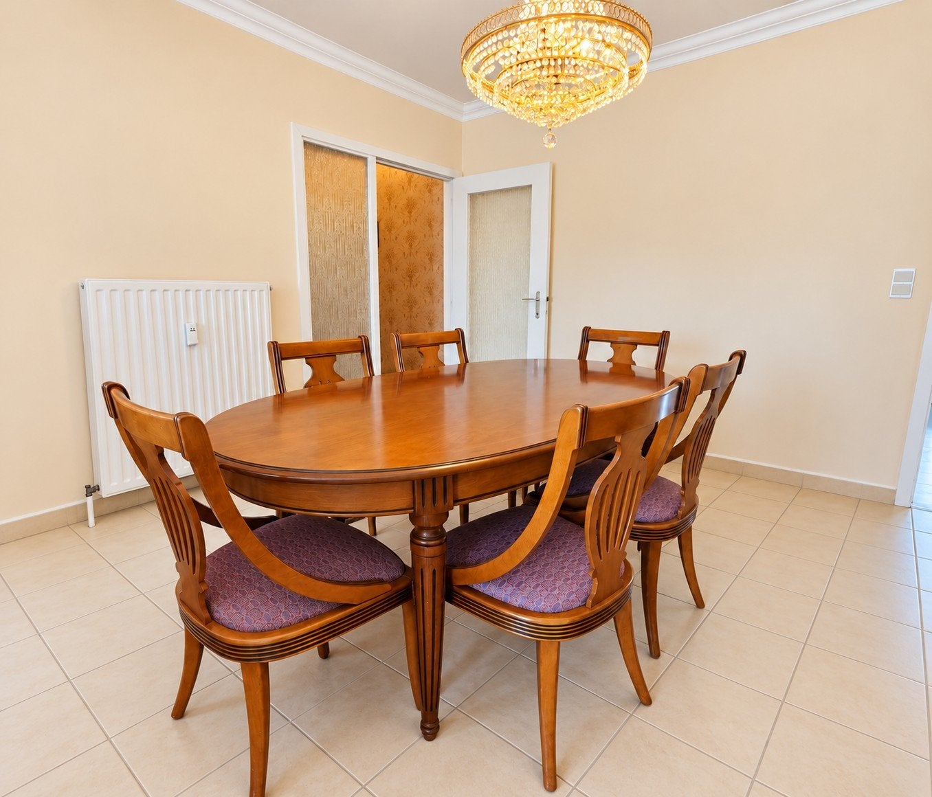 Ovale houten eettafel met 6 bijpassende stoelen, Ophalen, Zo goed als nieuw, 4 tot 6 stoelen