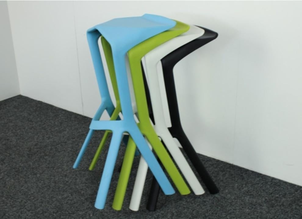 Tabouret PLANK Miura de Konstantin Grcic - Noir, Maison & Meubles, Tabourets de bar, Comme neuf, 60 à 90 cm, Synthétique, 4 tabourets