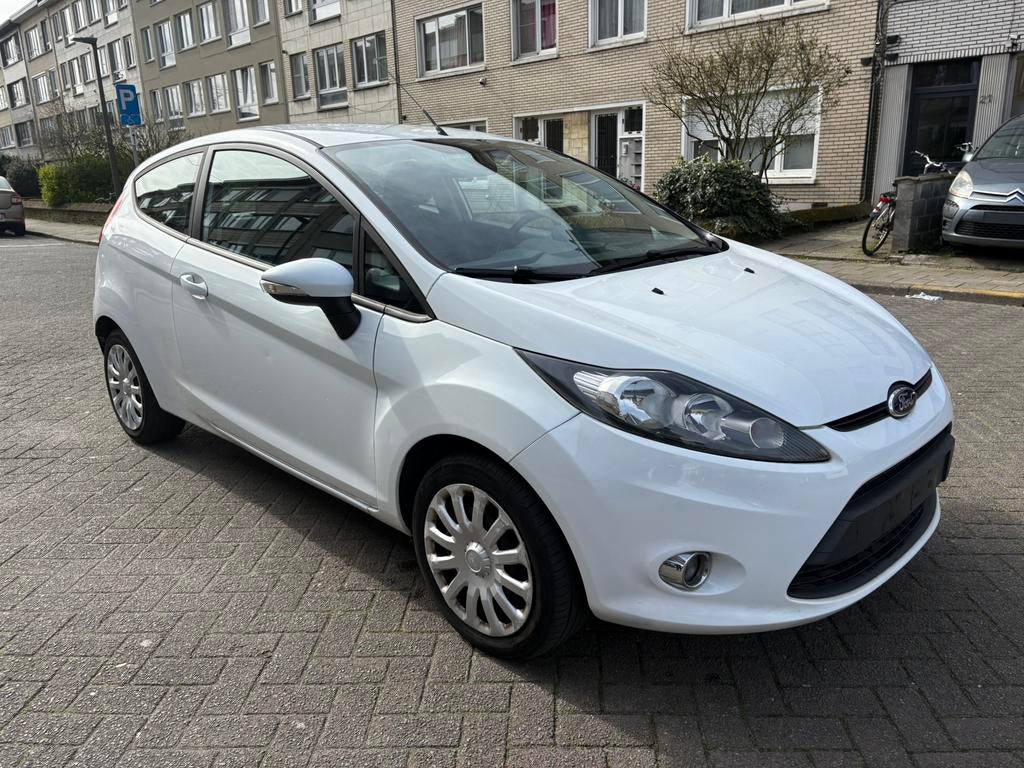 Ford Fiesta 1.2 Benzine.  130.000 km. Airco, Auto's, Euro 5, Zwart, 4 cilinders, Wit