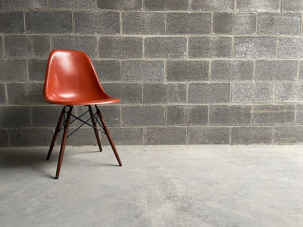 Eames Vitra Herman Miller Fiberglass Terracotta, Ophalen of Verzenden, Zo goed als nieuw