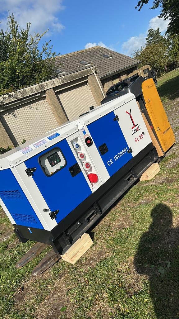 Generator met 2450 draaiuren., Ophalen, Zo goed als nieuw, 10 tot 30 kVA, Dieselolie