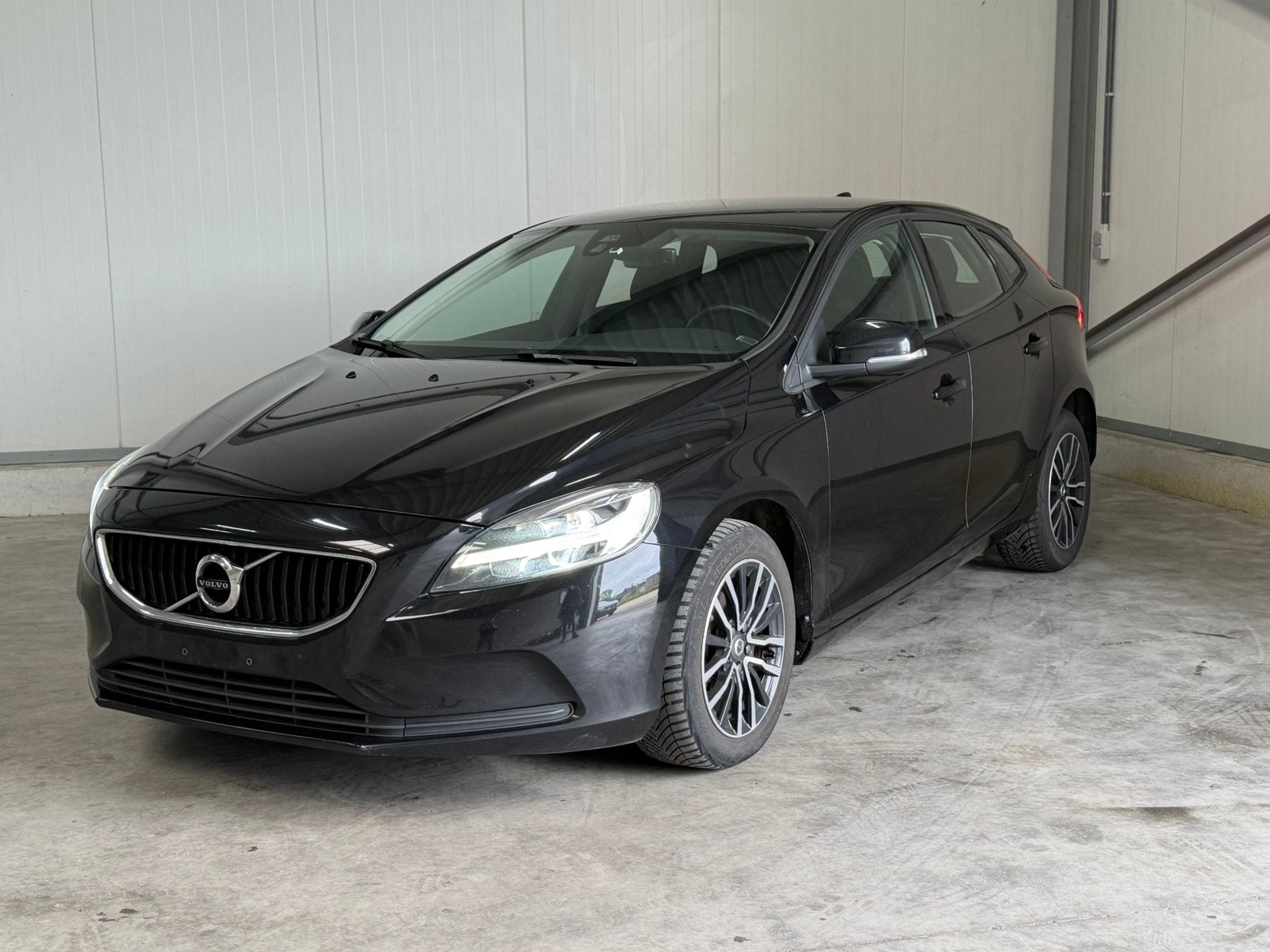 Volvo V40 2.0d 2019 | Euro 6 (Overname mogelijk), Auto's, Volvo, Zwart, Leder, Bedrijf, 5 deurs