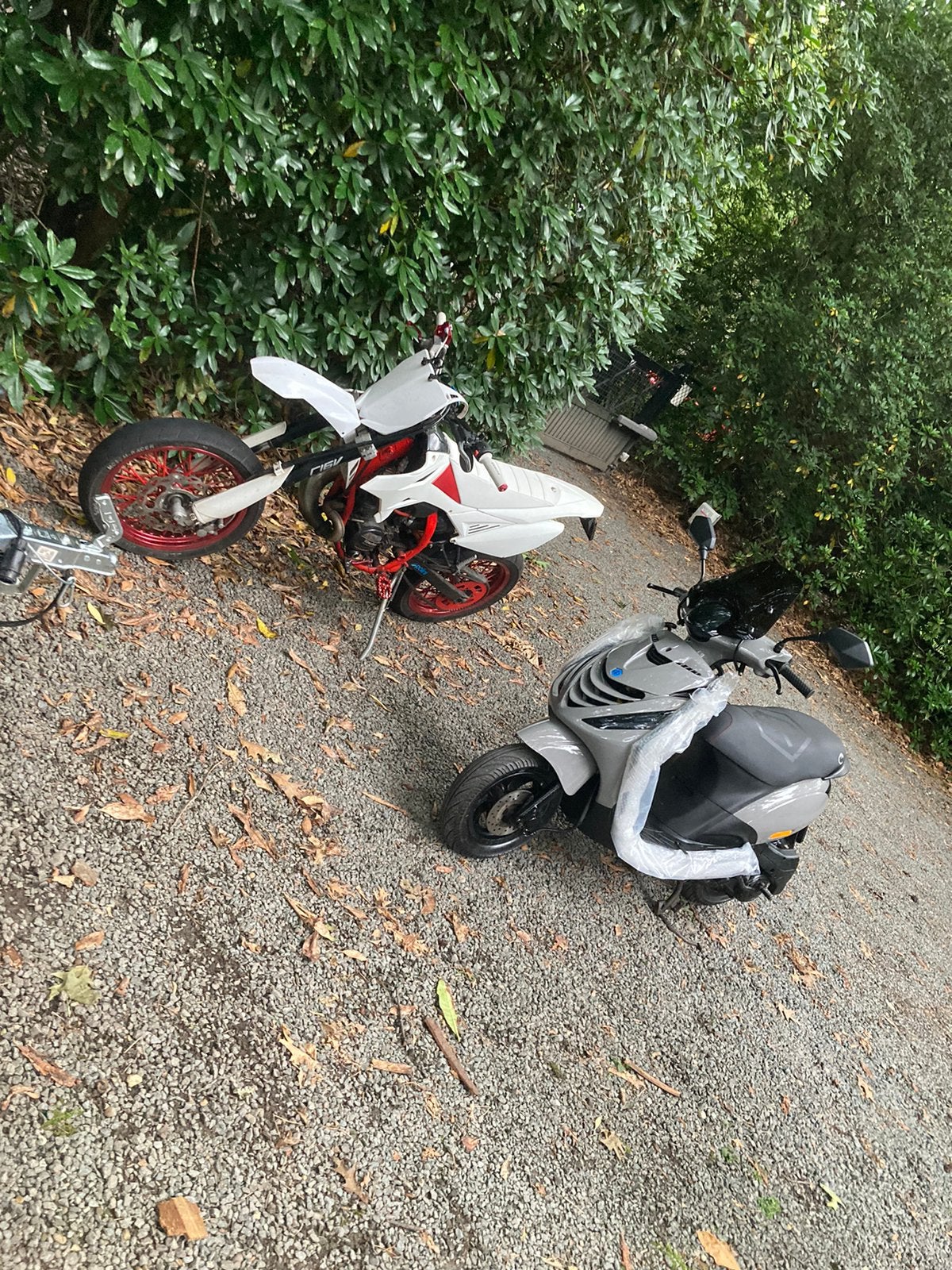 Nardo grey zip 4t 50cc, Fietsen en Brommers, Ophalen, Zo goed als nieuw, Piaggio
