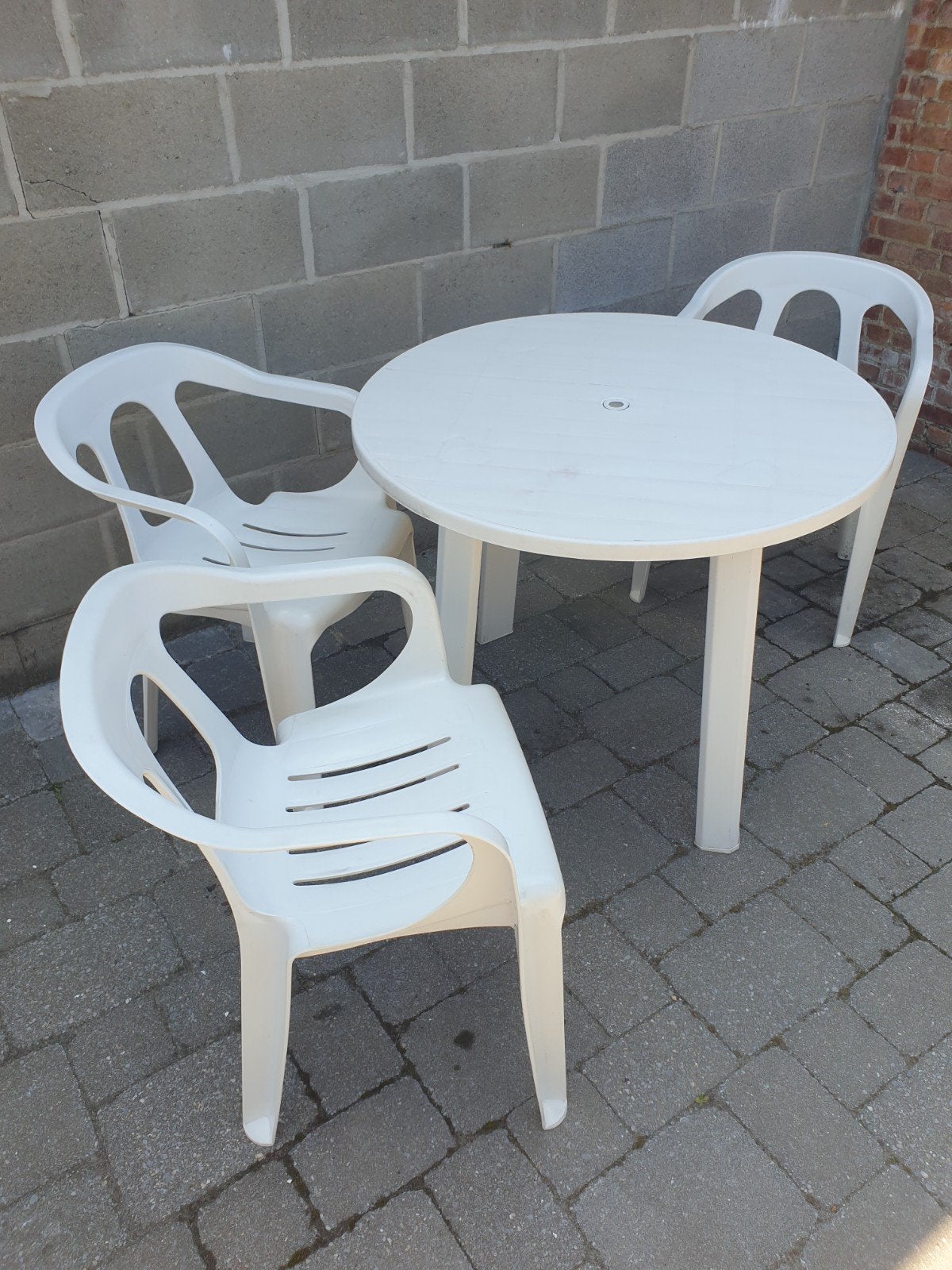 3 stoeltjes en rond tafeltje, Ophalen