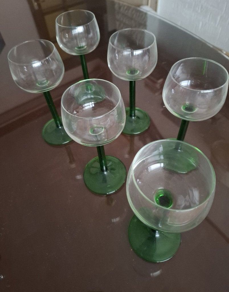 Set vintage wijnglazen met een karakteristieke groene voet, Verzamelen, Ophalen of Verzenden, Zo goed als nieuw, Overige typen