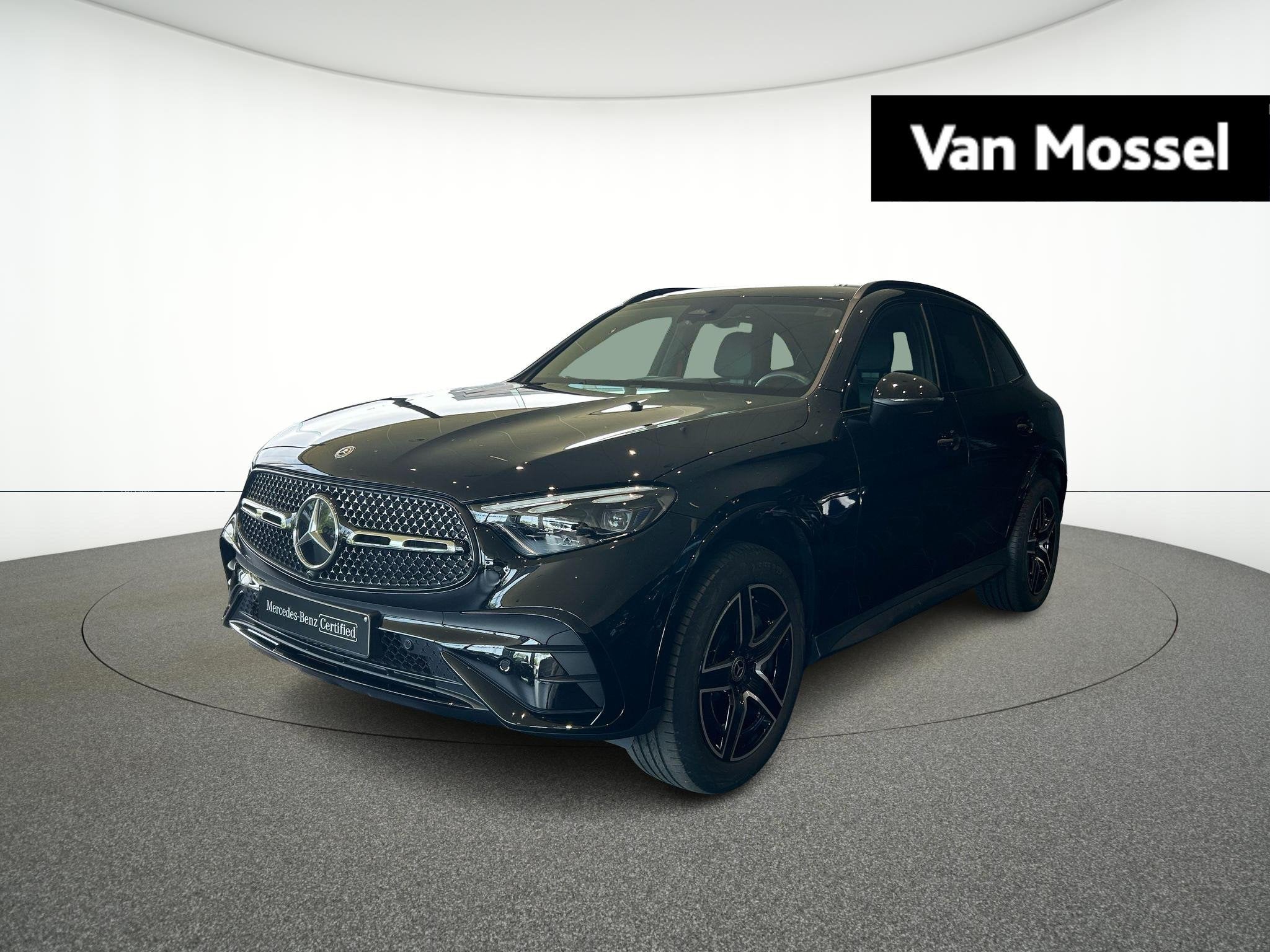 Mercedes-Benz GLC 300 e 4MATIC AMG Line + LEDER + DIGITAL LI, Auto's, Automaat, Dealer onderhouden, Stof, Gebruikt