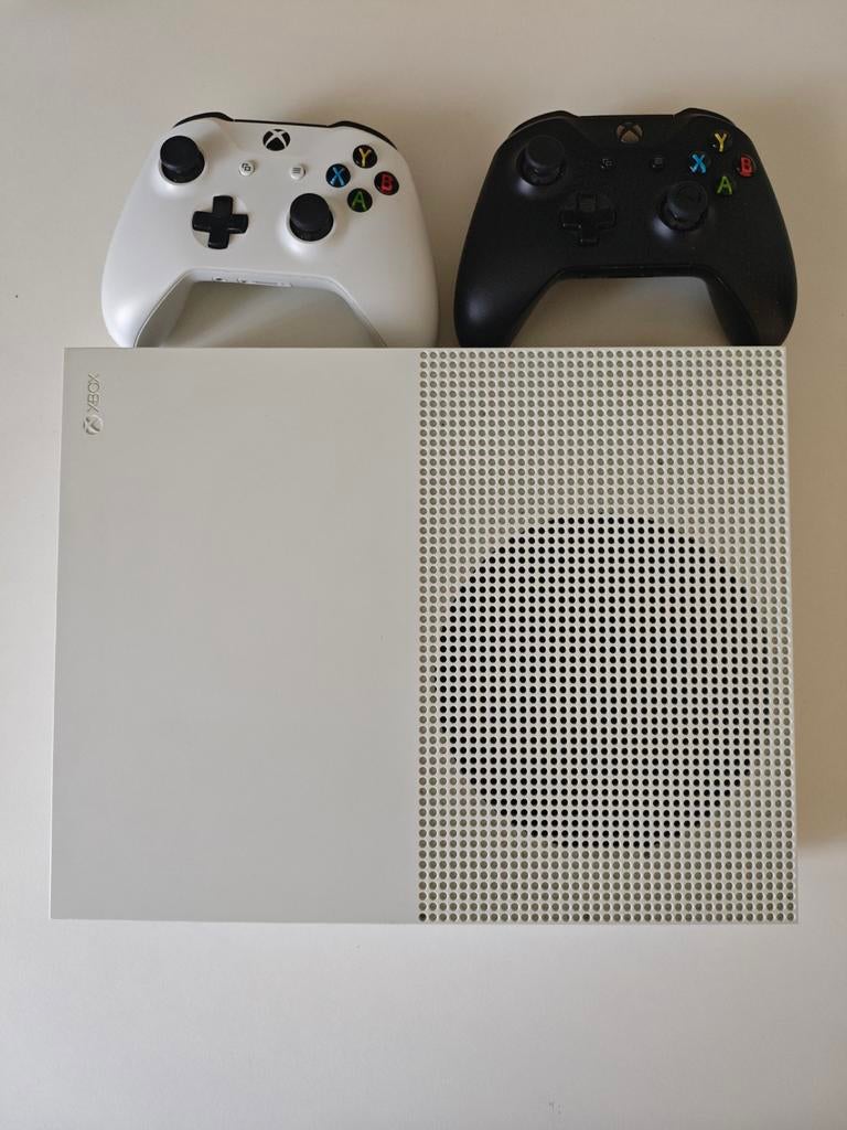 Xbox one s 1TB met 2 controllers, Games en Spelcomputers, Ophalen, Xbox One, Met 2 controllers, Zo goed als nieuw