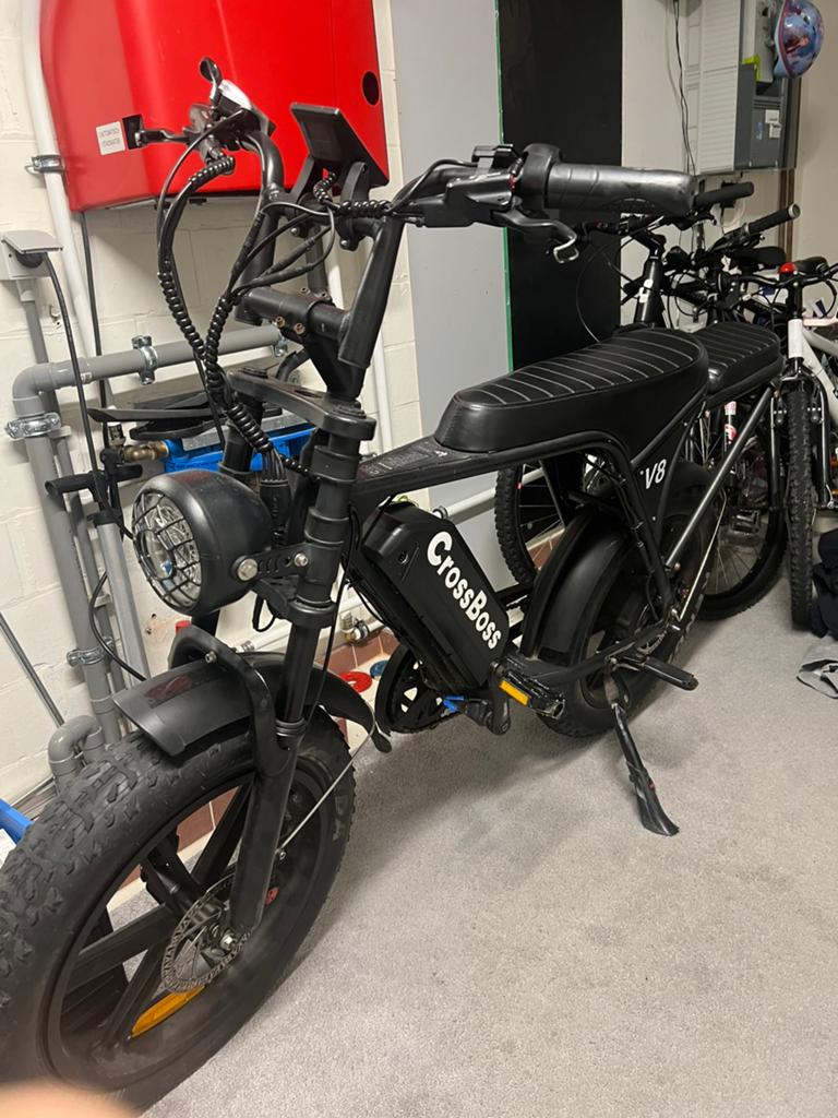 CROSSBOSS V8 Fatbike – 4600 km, goed werkend, zwart, Enlèvement, Comme neuf