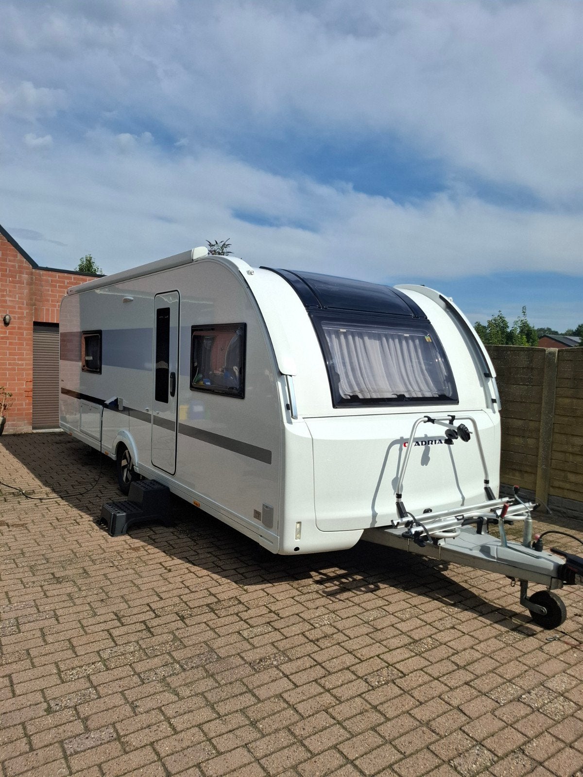 Adria Adora 613 UT van 2022 in perfecte staat, Caravans en Kamperen, Caravans, Rondzit, Hordeur, Particulier, Adria