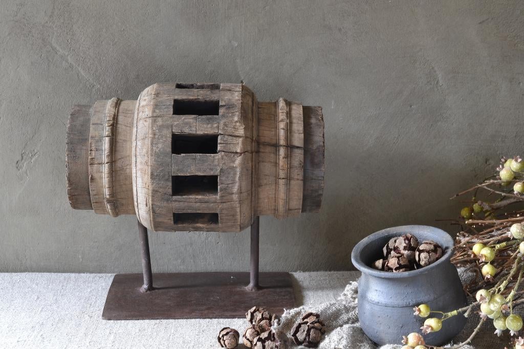 Oude houten Indiase wielas op standaard, Ophalen of Verzenden