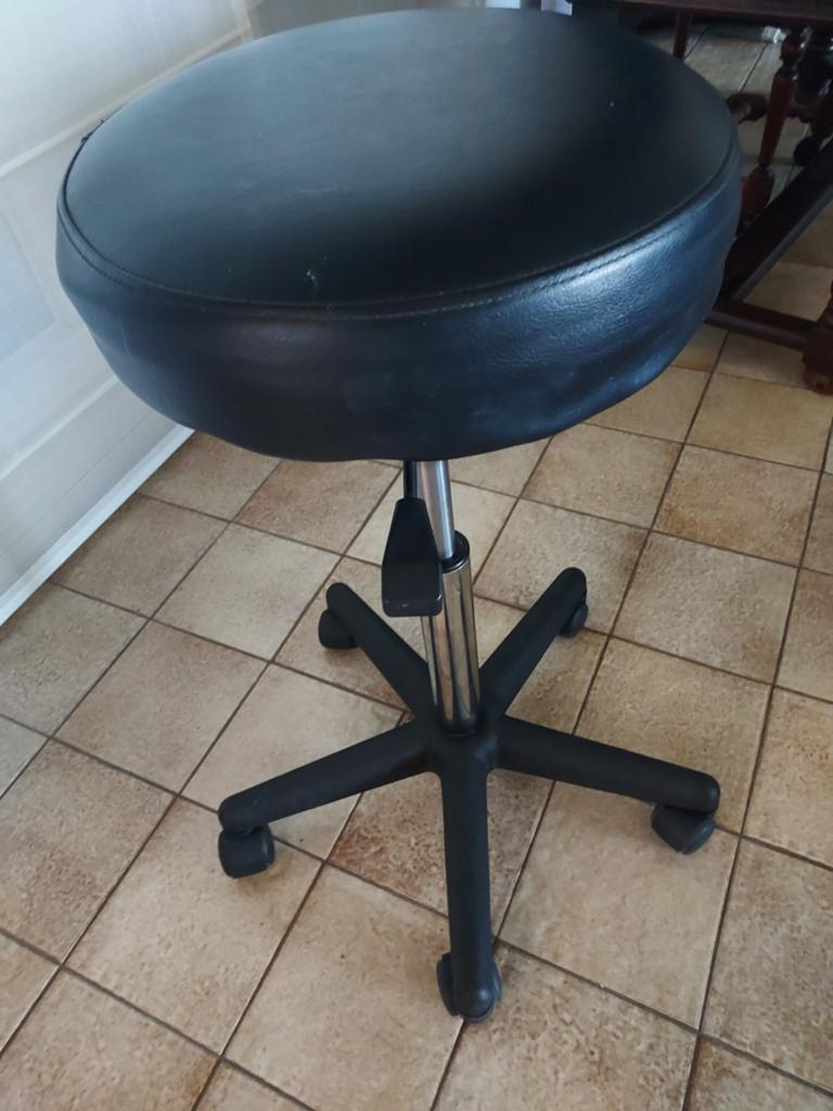 Tabouret de bar noir, réglable en hauteur, bon état, Enlèvement, Réglable en hauteur