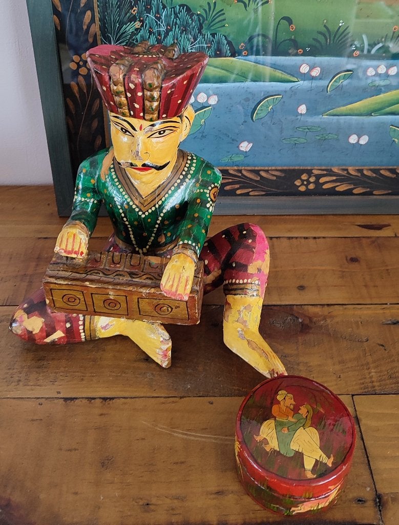Inde Rajasthan: musicien fait main. Superbe patine. H. 23 cm, Antiquités & Art, Sculpture, Enlèvement ou Envoi, Sculpté, Bois