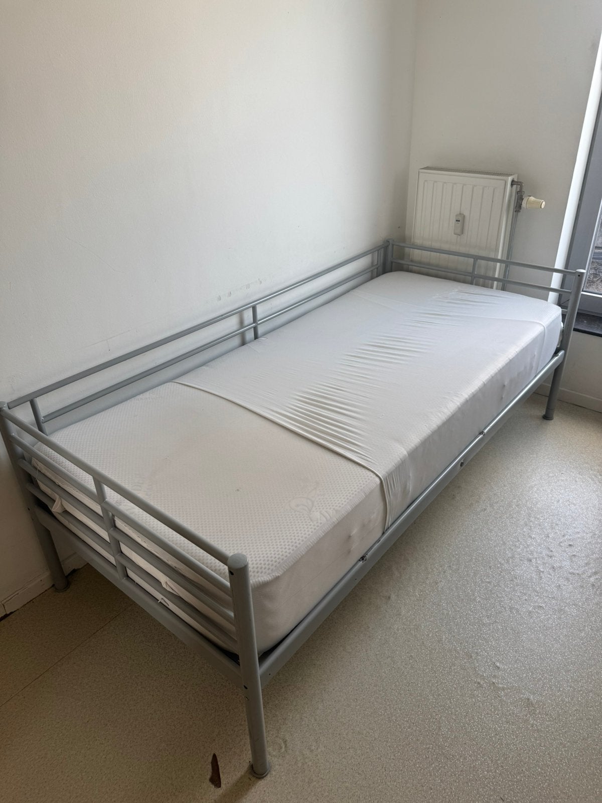 IJzeren eenpersoonsbed met matras — Uitstekende staat, Huis en Inrichting, Slaapkamer | Bedden, Ophalen, Zo goed als nieuw