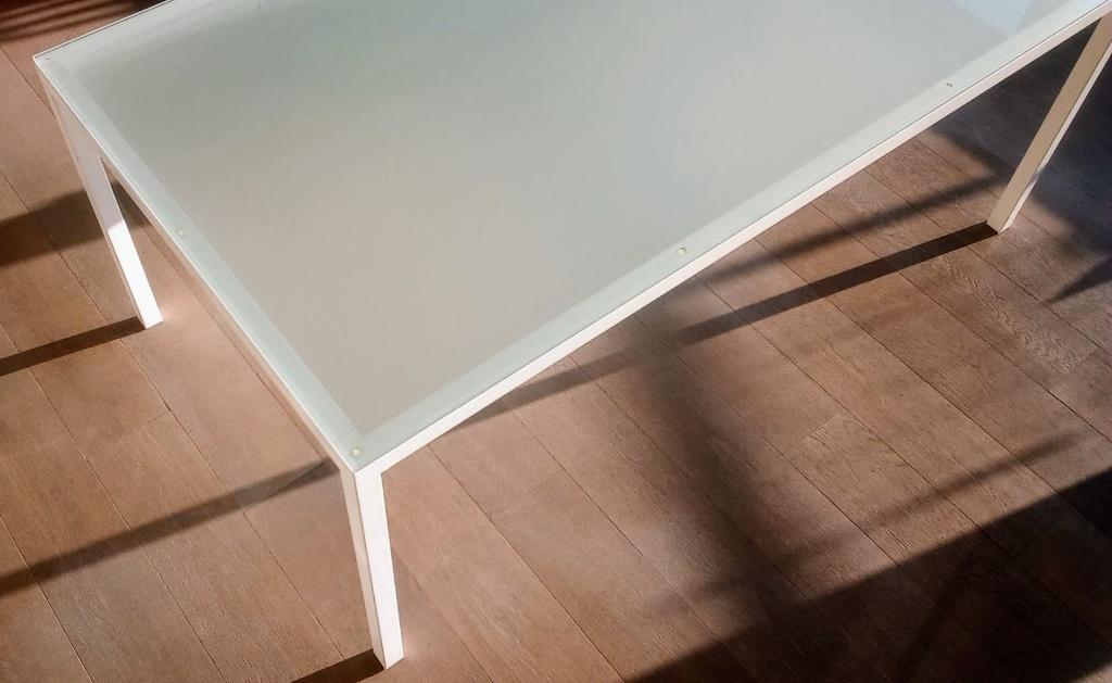 design-tafel wit onderstel, tafelblad van mat glas, Ophalen, Gebruikt, 50 tot 100 cm, 150 tot 200 cm