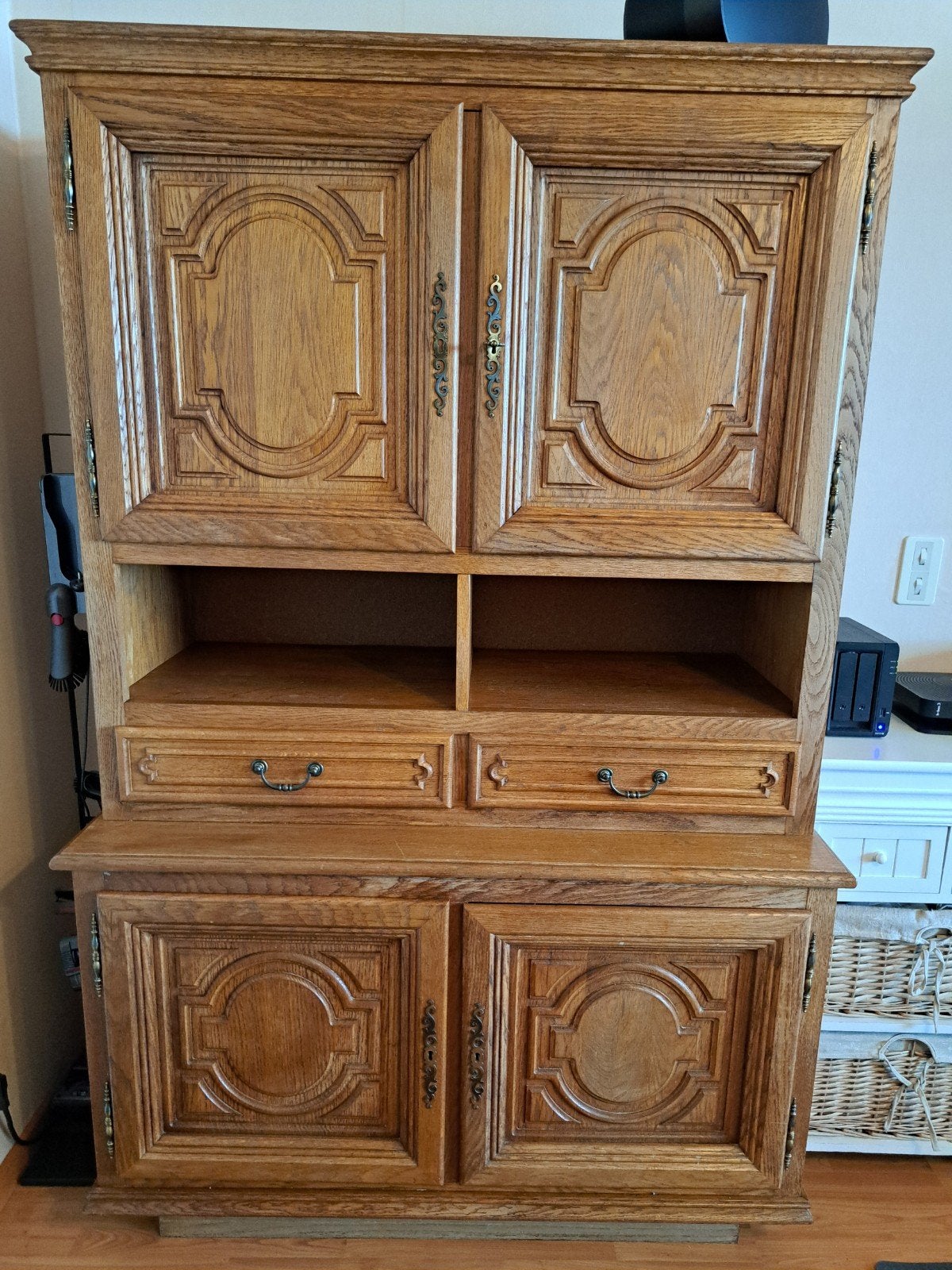 Buffet classique avec portes en chêne sculptées à la main, Maison & Meubles, Armoires | Buffets, Enlèvement