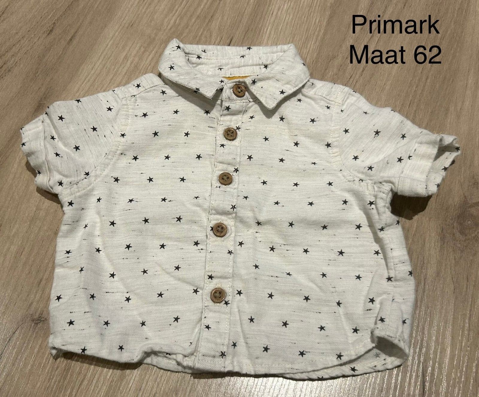 Hemdje met korte mouwen (Primark, maat 62), Enlèvement ou Envoi, Comme neuf, Chemise ou Chemisier