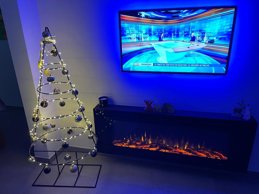 Sapin de Noël contemporain en métal avec sa guirlande, Consoles de jeu & Jeux vidéo, Enlèvement, Comme neuf
