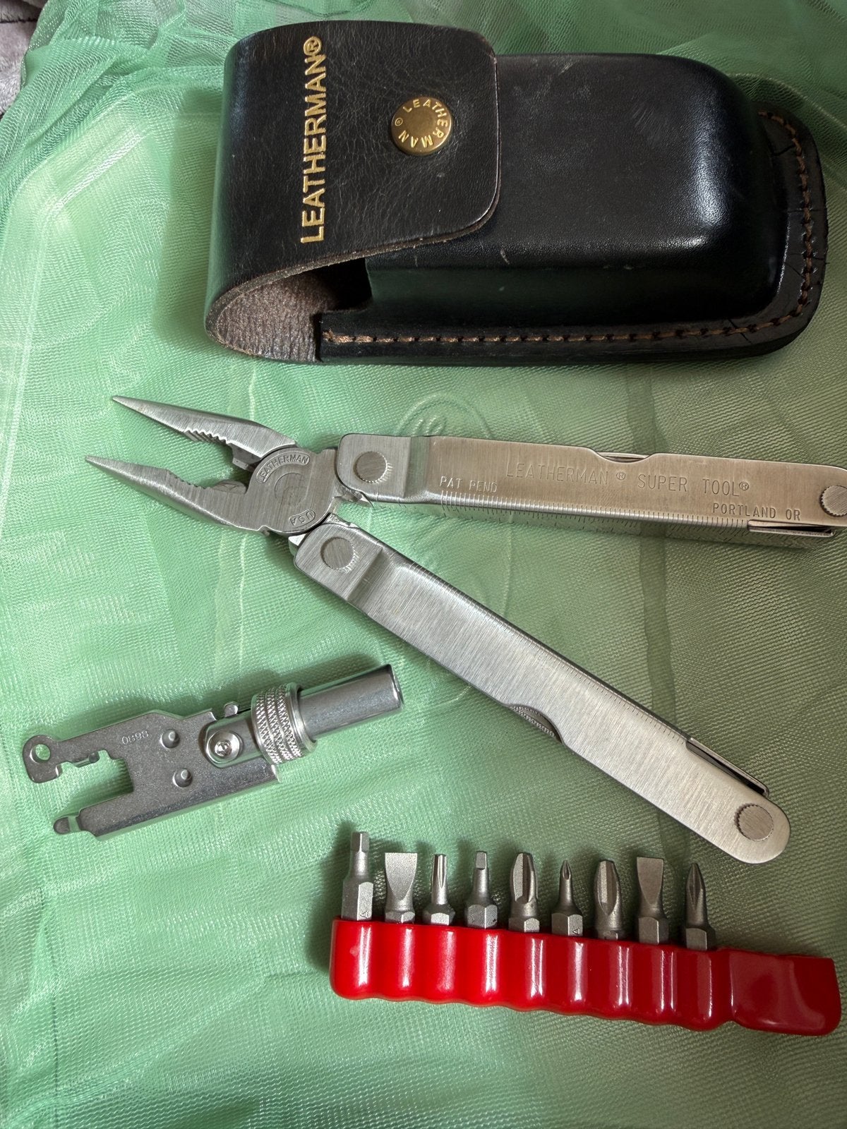 Kit Vintage Leatherman Super Tool + Tool Adapter & Étui, Verzamelen, Militaria | Algemeen, Verzenden, Landmacht