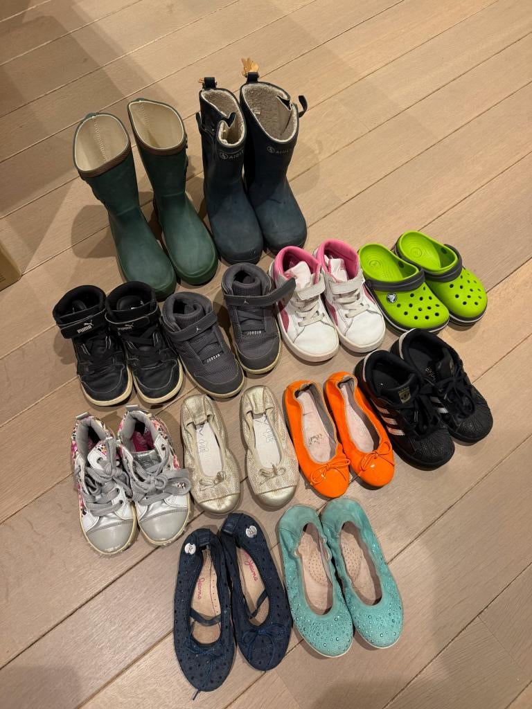 Doos met kinderschoenen maat  26-27-28, Kinderen en Baby's, Kinderkleding | Schoenen en Sokken, Ophalen, Adidas, Meisje, Schoenen