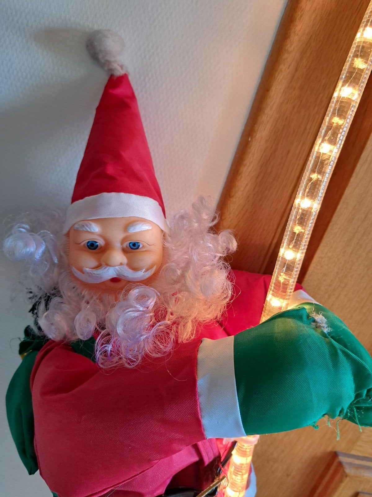 kerstman klimmend aan een touw verlicht, Ophalen of Verzenden, Zo goed als nieuw