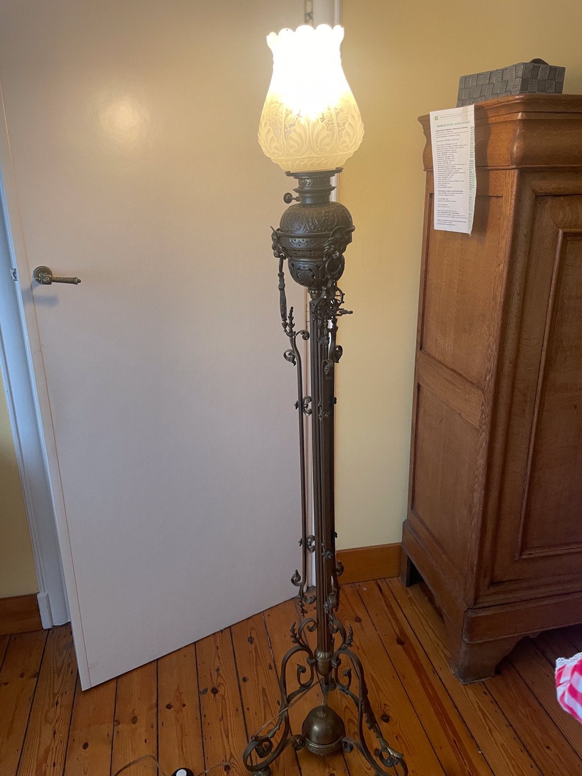 Lampe a huile ancienne transformée en lampadaire, Verre, Comme neuf, Tres ancien, 150 à 200 cm