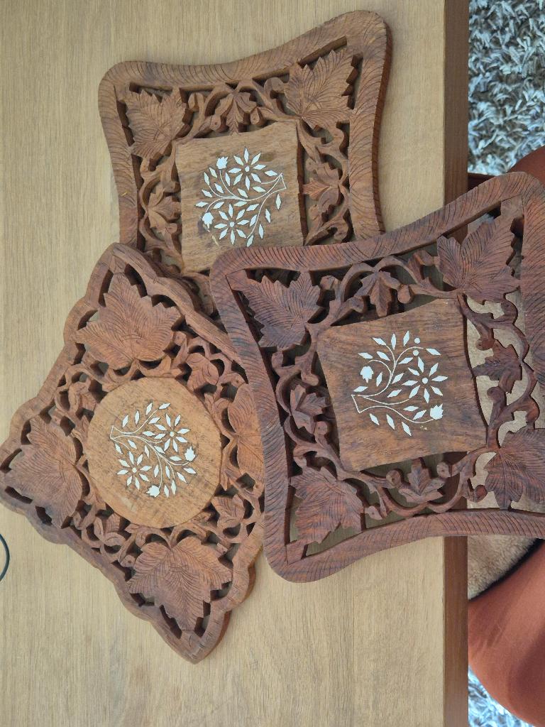 3 houten gesculpteerde borden (onderzetters), Antiek en Kunst, Ophalen