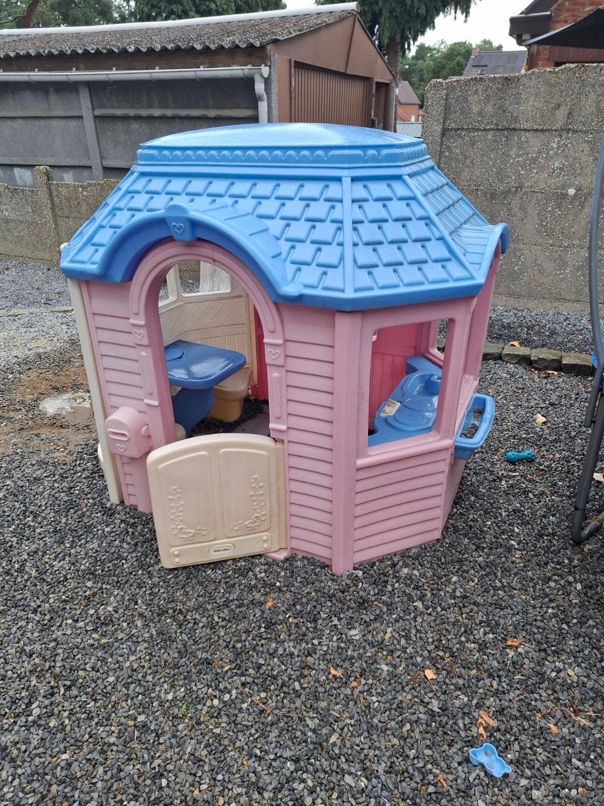 Speelhuisje little tikes, Enlèvement