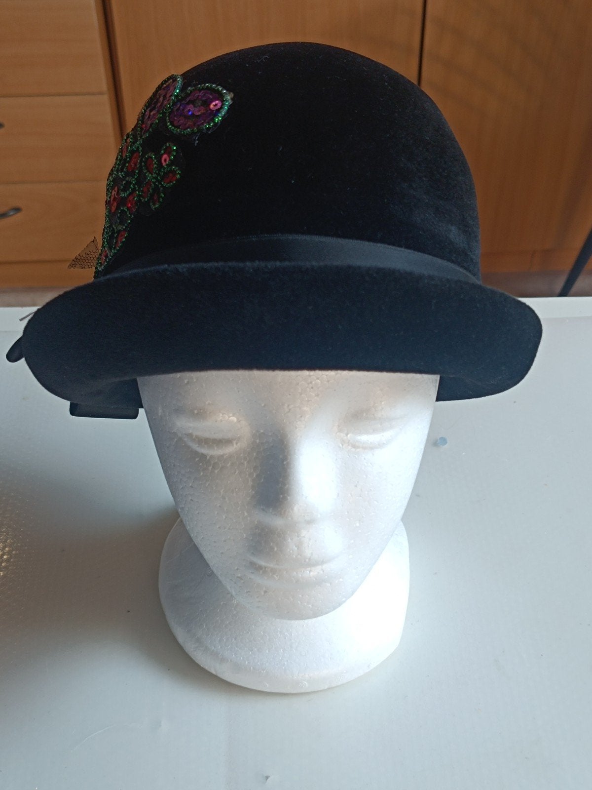 ancien chapeau melon, Enlèvement