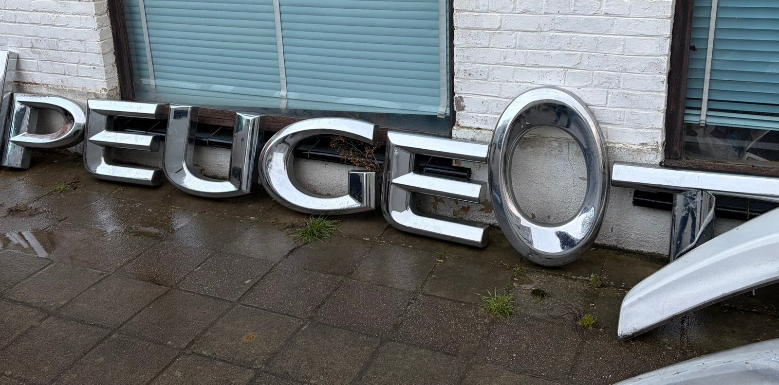 Enseigne lumineuse Peugeot, Enlèvement