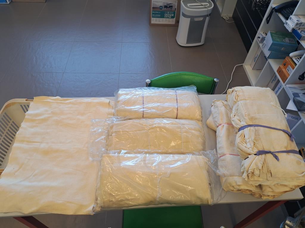 Lot de peaux cramoisiee, Enlèvement