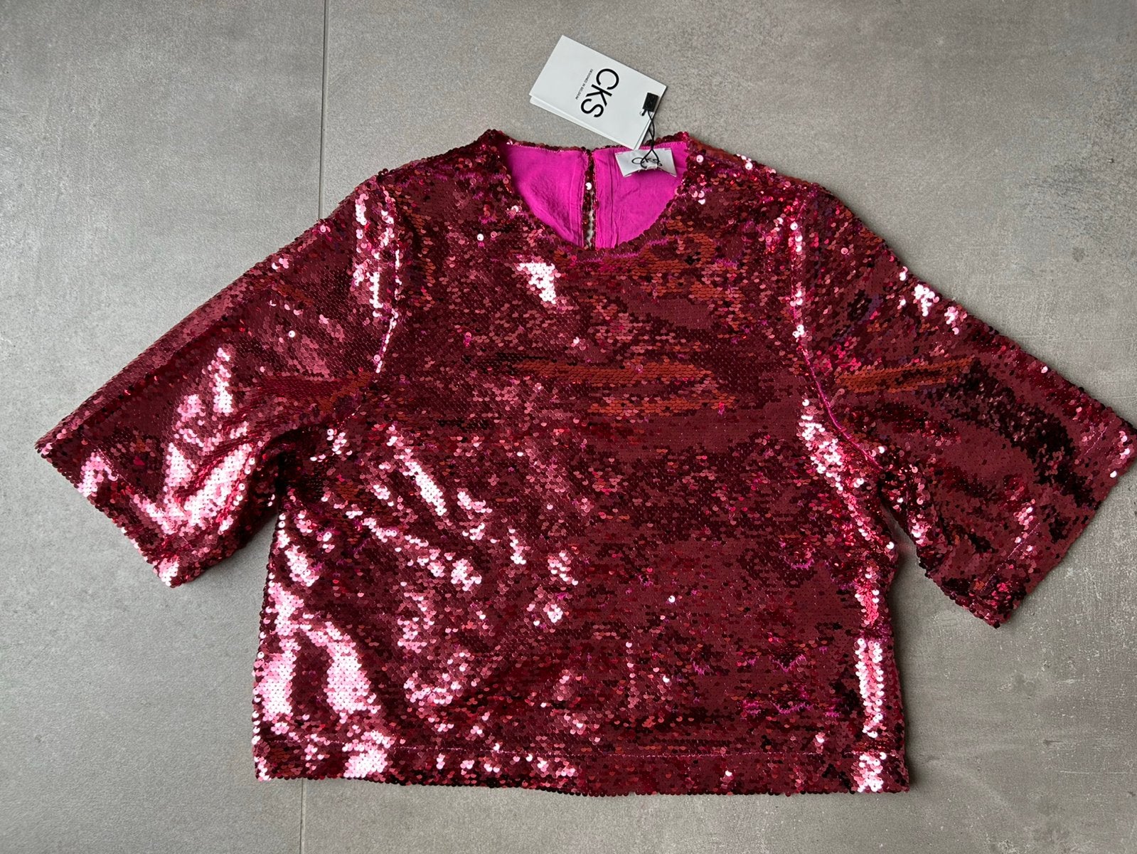 CKS - Bloesje pailletjes. Maat XS. Nieuw, Kleding | Dames, Ophalen of Verzenden, Nieuw, Maat 34 (XS) of kleiner, Rood