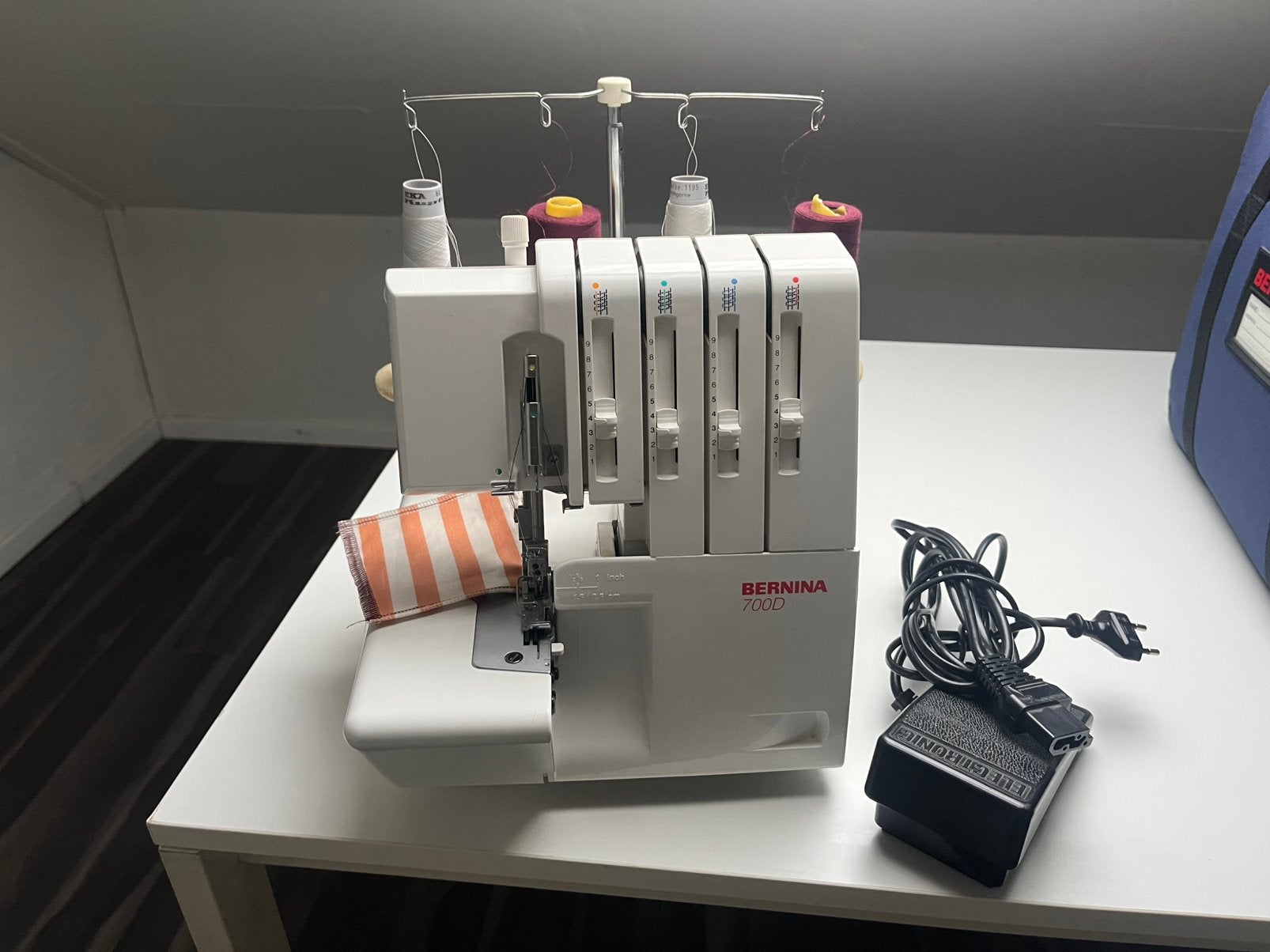 Bernina 700 zo goed als nieuw Lockmachine, Enlèvement ou Envoi, Comme neuf, Surjeteuse, Bernina