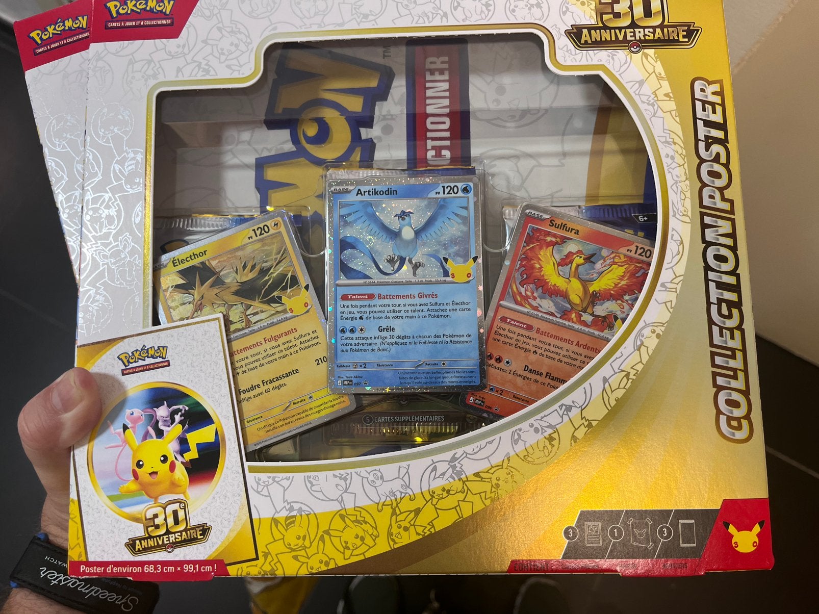 Pokemon 30ᵉ Anniversaire Box 3 Booster +Poster La Collection, Enlèvement ou Envoi, Neuf, Booster box, Foil
