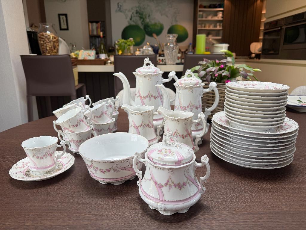 Antiek koffieservies van Carl Tielsch, Ophalen