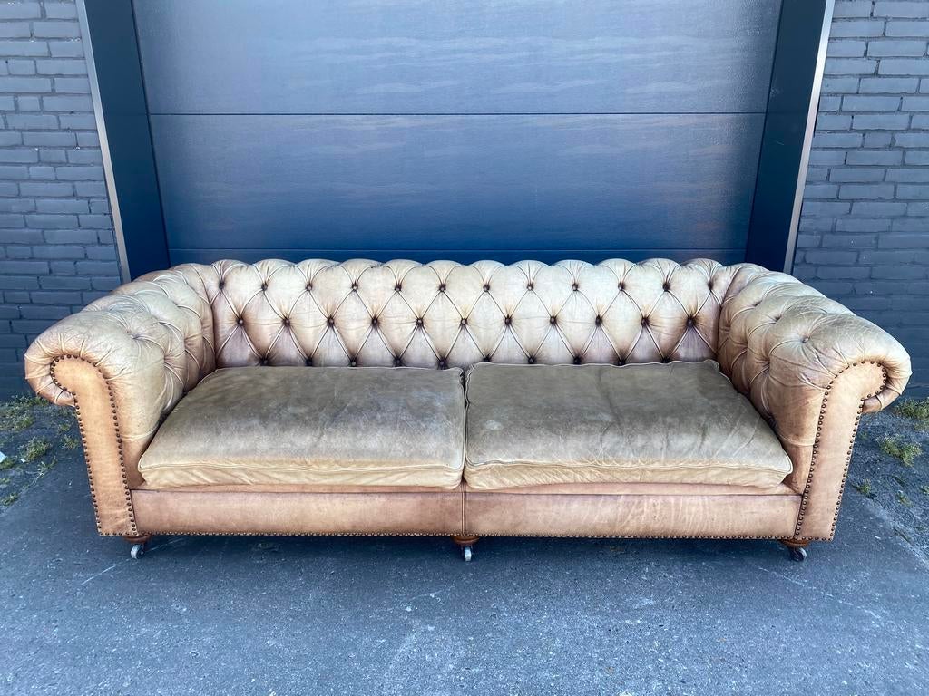 Stoere oude Chesterfield zetel licht cognac, Huis en Inrichting, Zetels | Voetbanken en poefs, Zo goed als nieuw, Leer, Ophalen of Verzenden