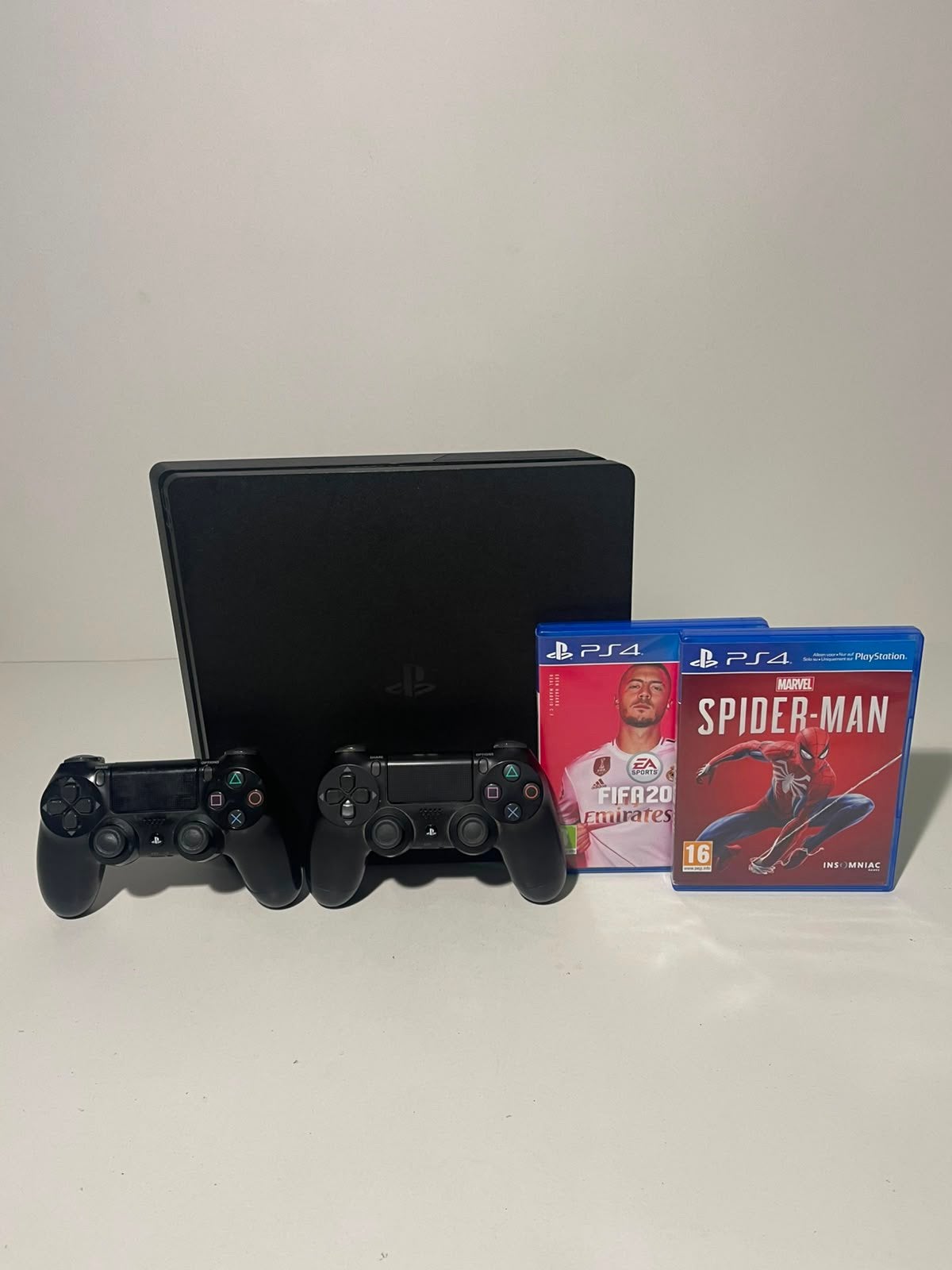 PlayStation 4 Slim + 2 originele controllers + 2 games, Games en Spelcomputers, Spelcomputers | Sony PlayStation 4, Zo goed als nieuw