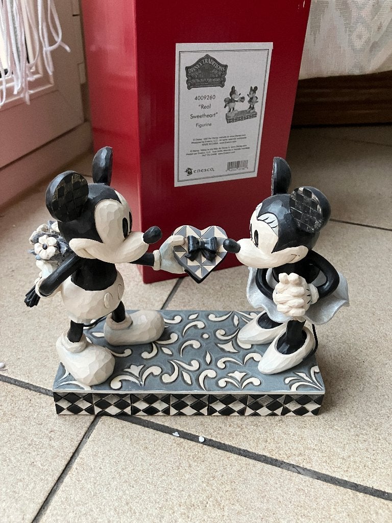 Mickey & Minnie "Real Sweetheart" Disney traditions retired, Ophalen of Verzenden, Mickey Mouse, Nieuw, Beeldje of Figuurtje