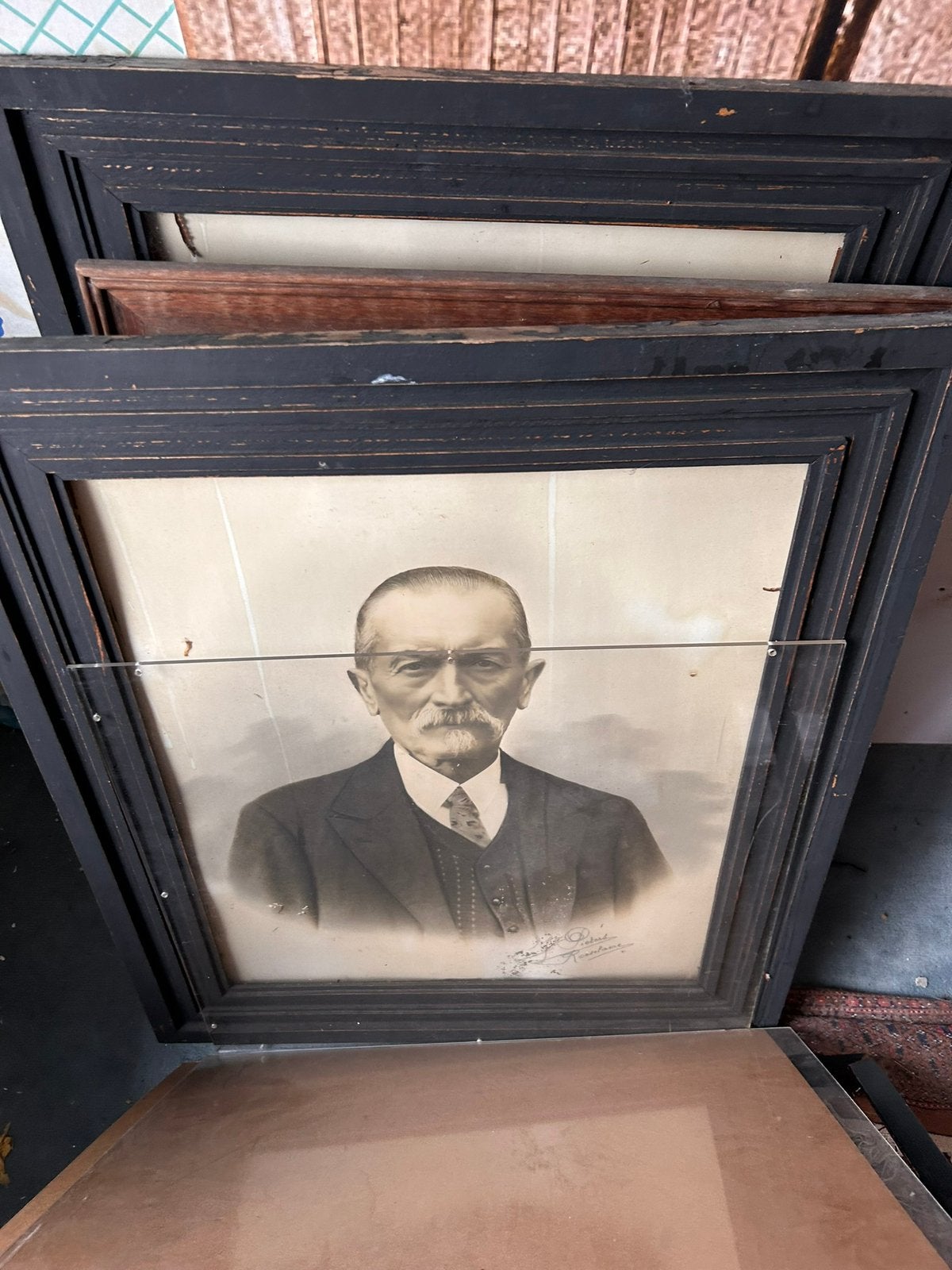 Oude kaders met foto’s, Ophalen