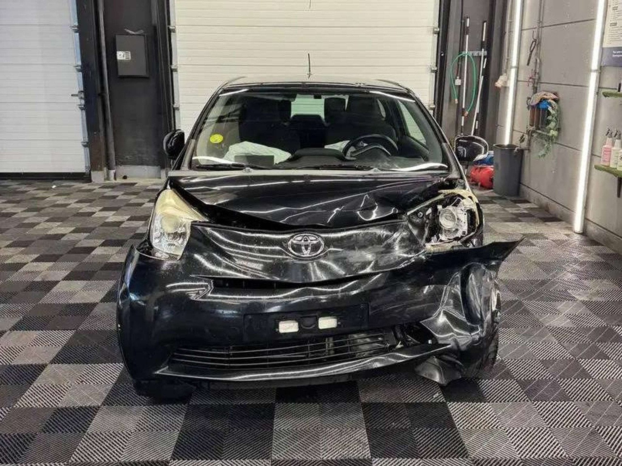 Toyota iQ 1.0i benzine bj. 2010 VOOR ONDERDELEN, Auto's, IQ, Electronic Stability Program (ESP), Zwart, Bedrijf