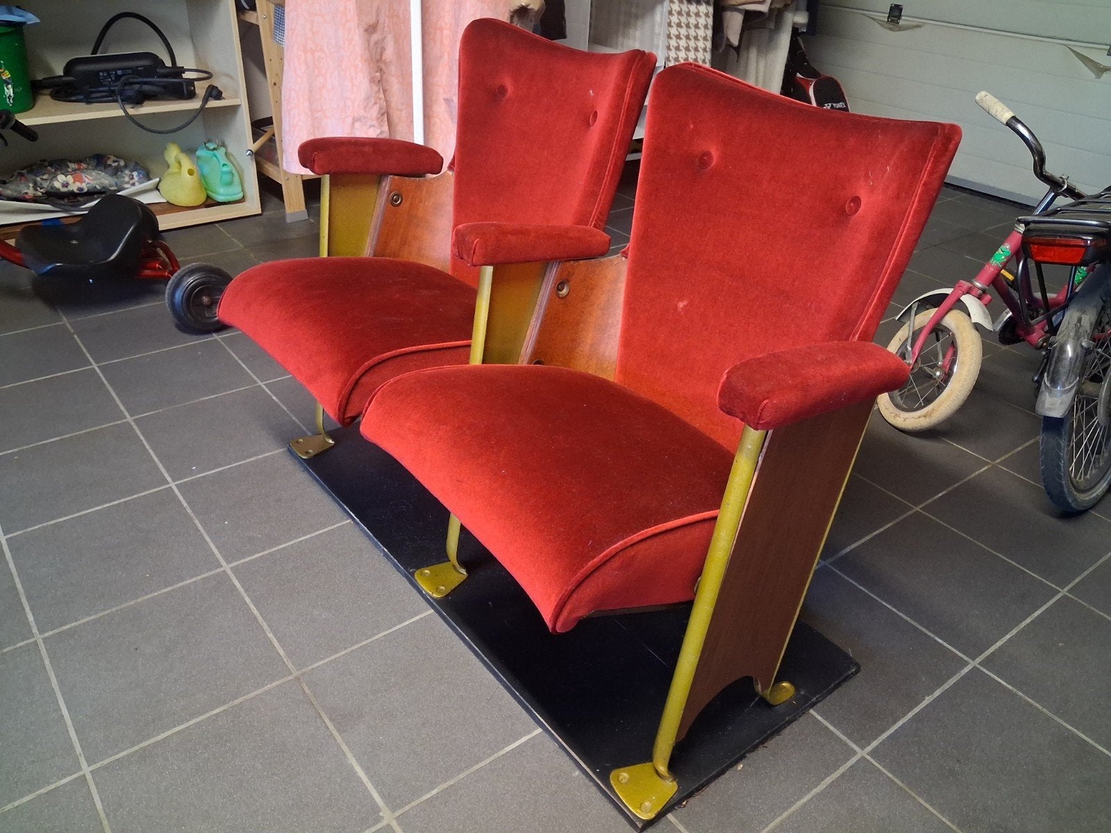 Twee retro  cinema stoelen van de cinema de REX in Leuven., Ophalen