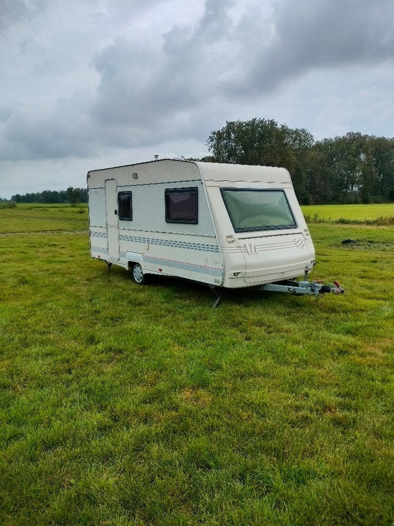 caravan Gruau 4p te huur, Caravans en Kamperen, Caravans, Particulier, tot en met 4, 750 - 1000 kg, Treinzit, Dwarsbed, Omvormbare zithoek